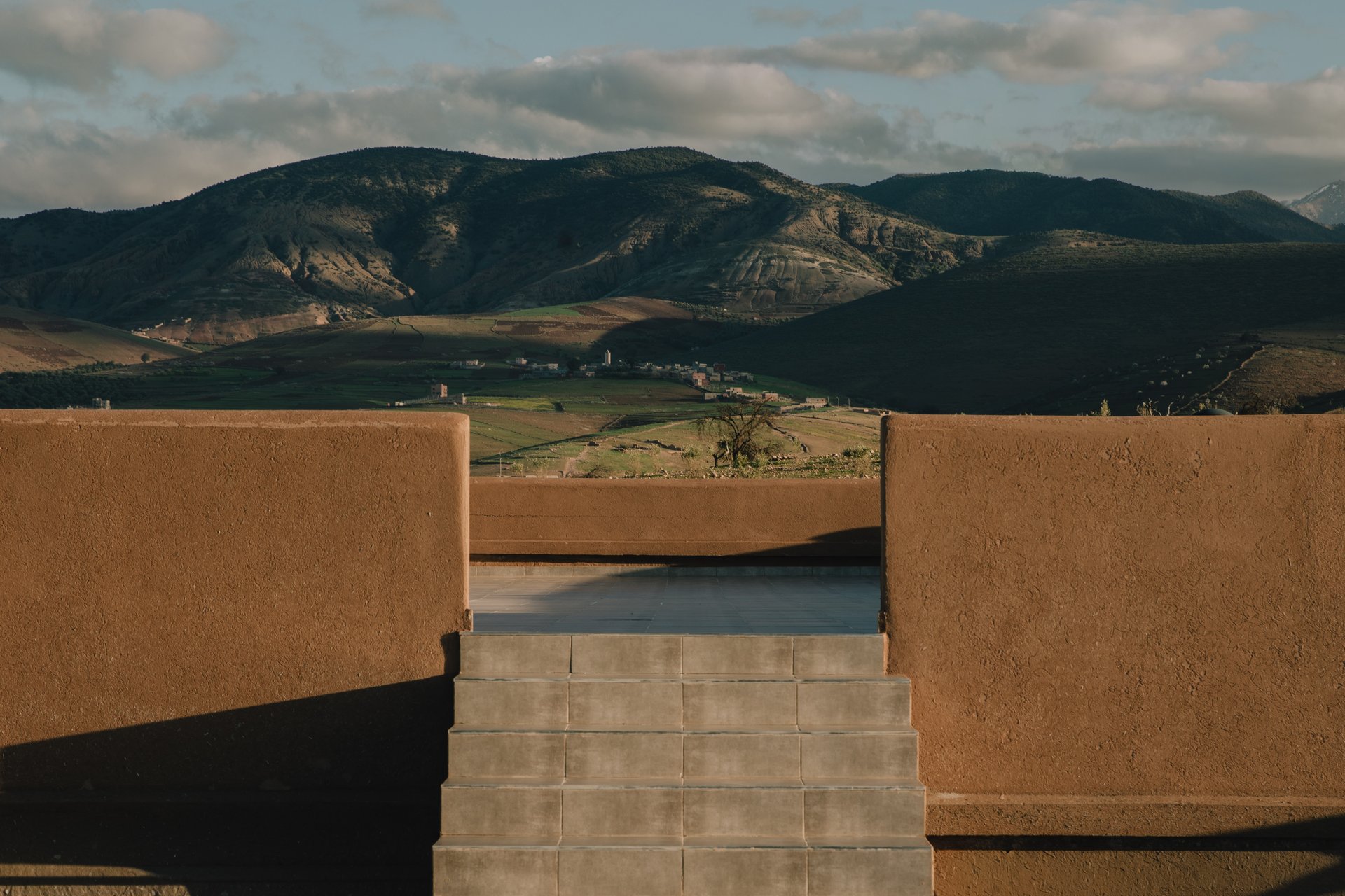 Vallée de l'Atlas encadrée par la pergola de pierre