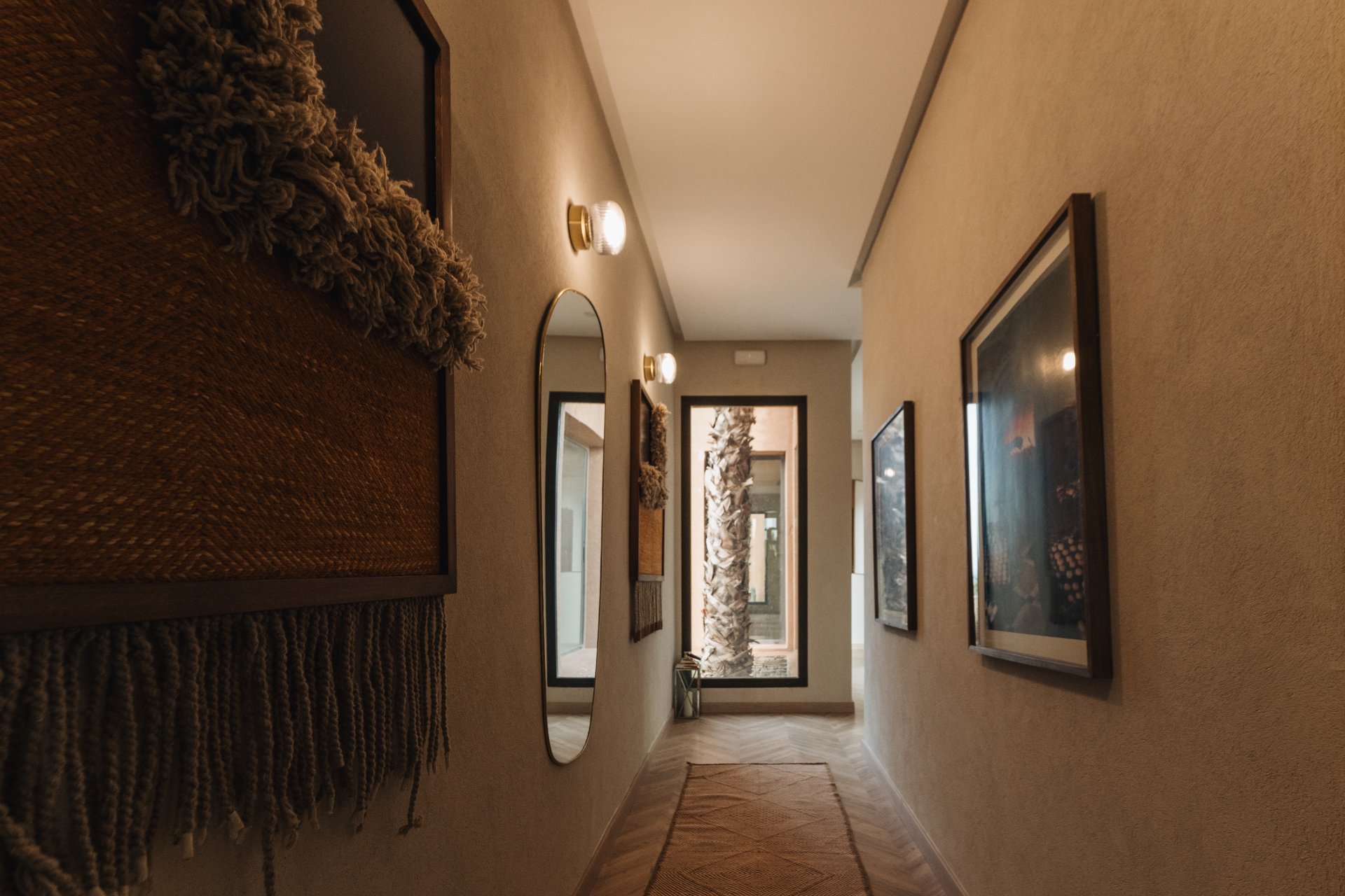 Corridor — miroir arrondi, art textile suspendu
