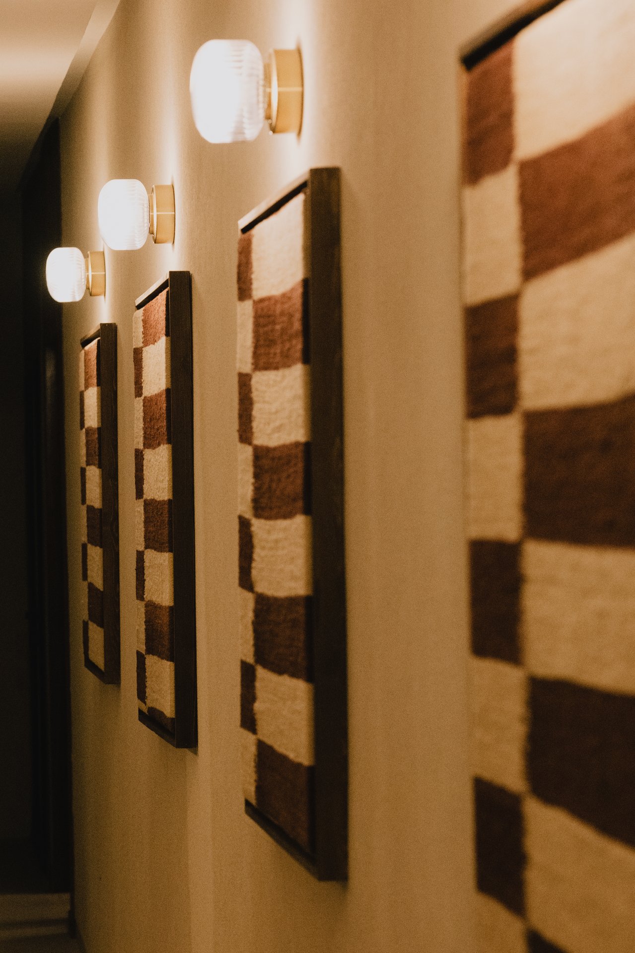 Couloir — sconces blancs, lumière douce et rythmique