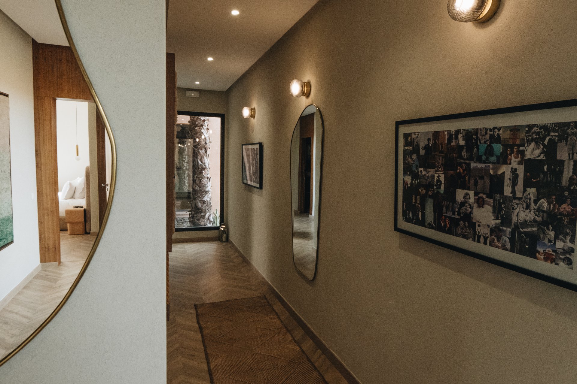 Galerie — miroirs dorés, art contemporain encadré