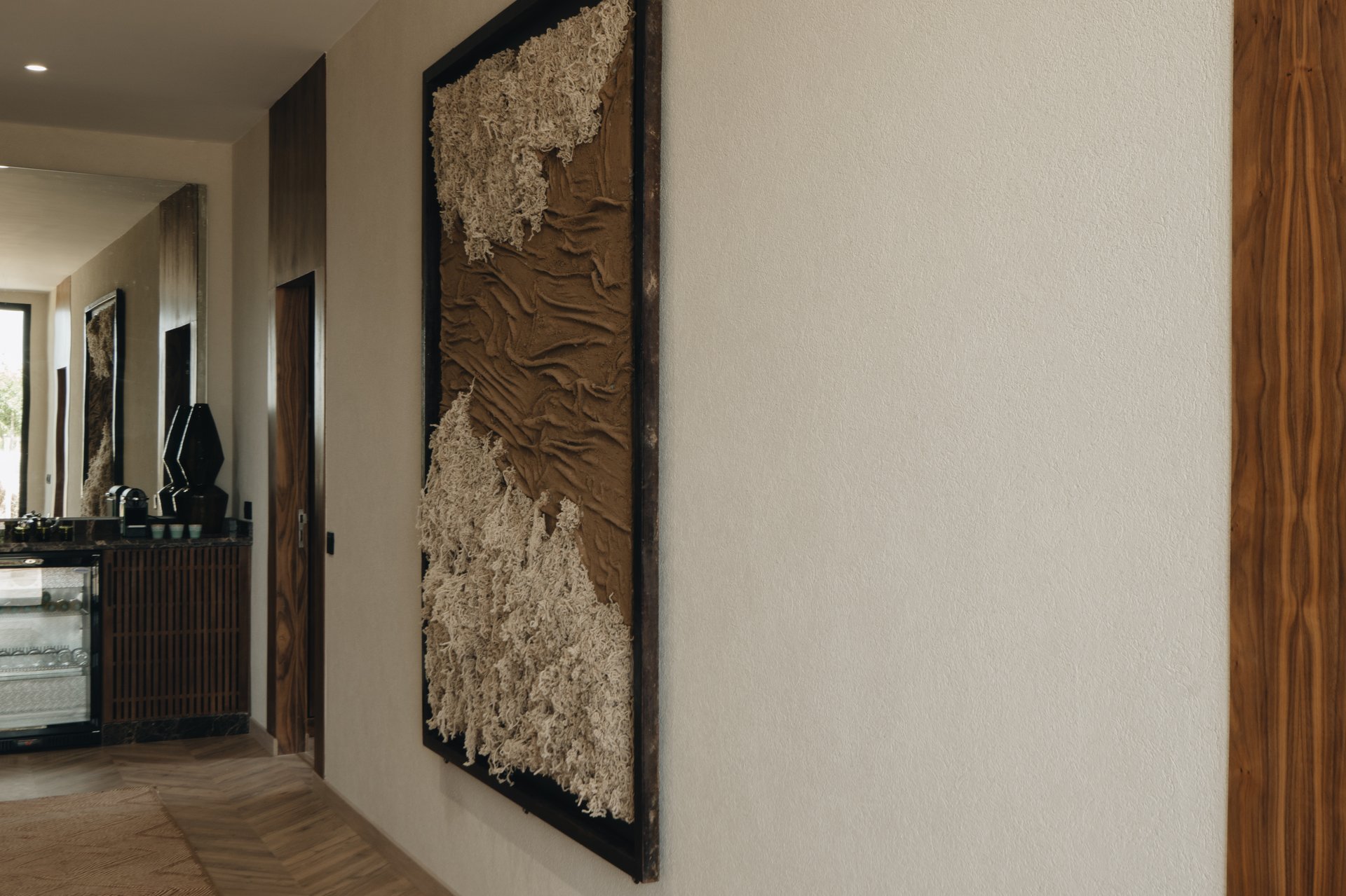 Tadelakt et art abstrait — ambiance intime et cuirée