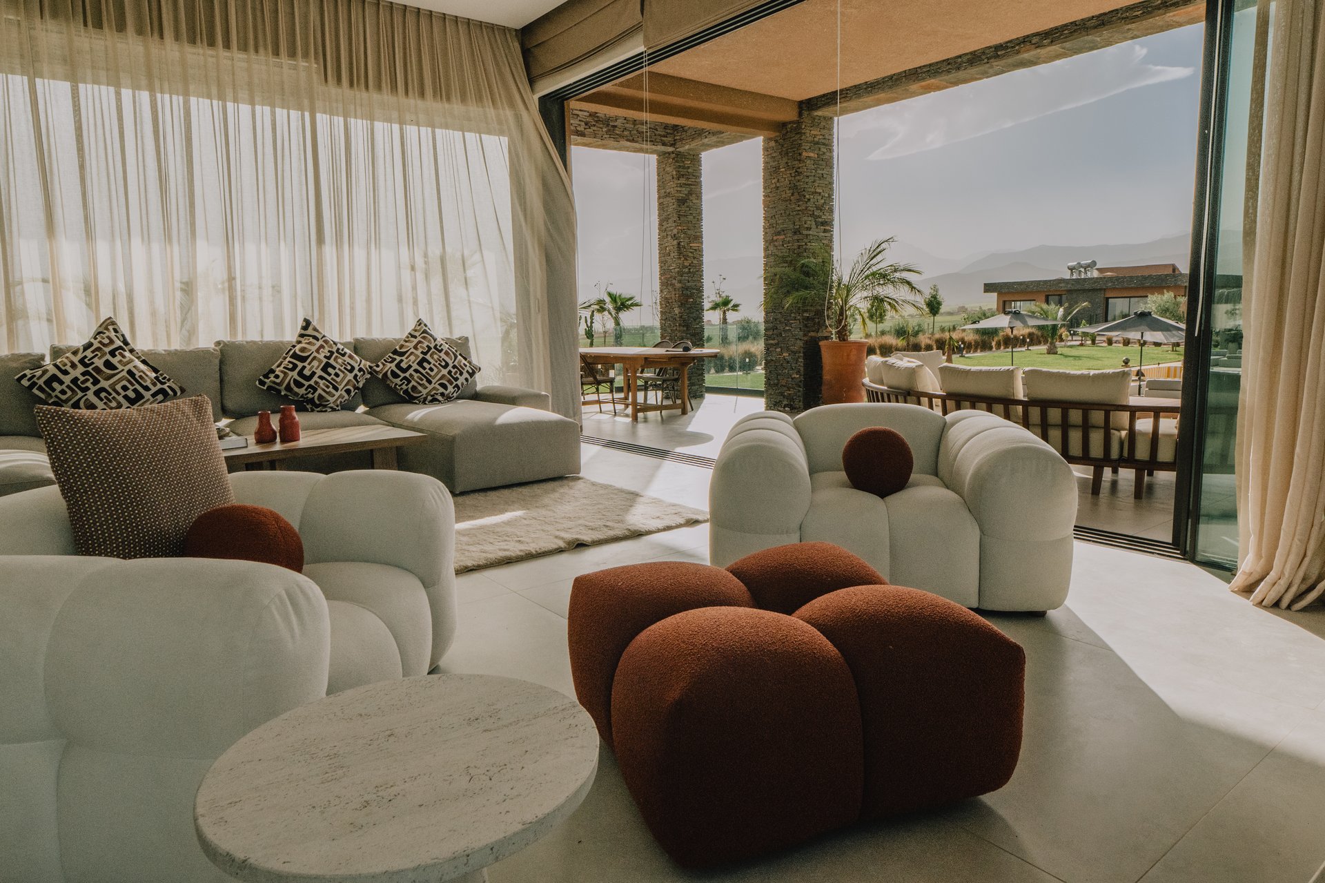 Salon ouvert sur la pergola — Atlas en horizon