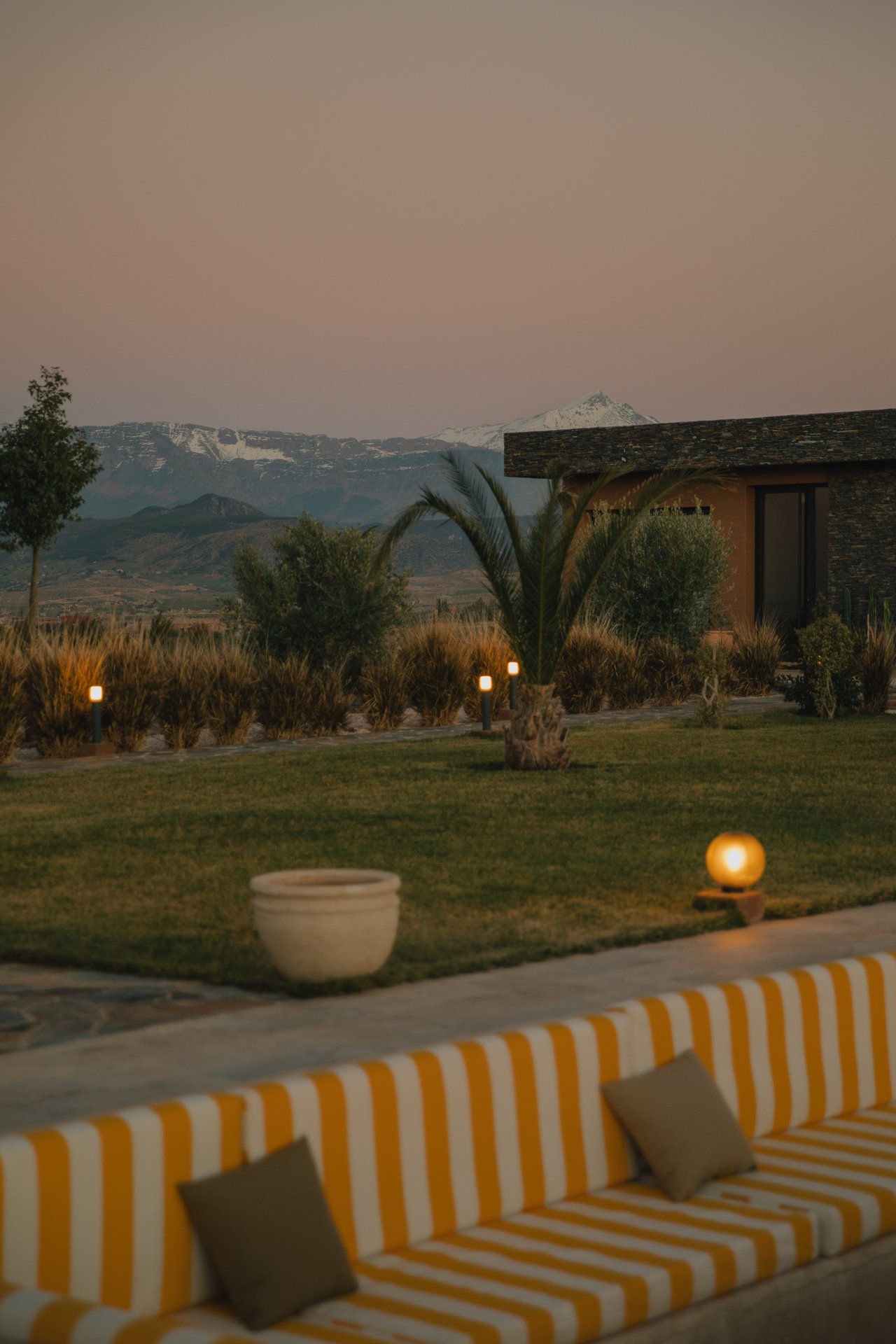 Soirée en terrasse — piscine éclairée, décor festif