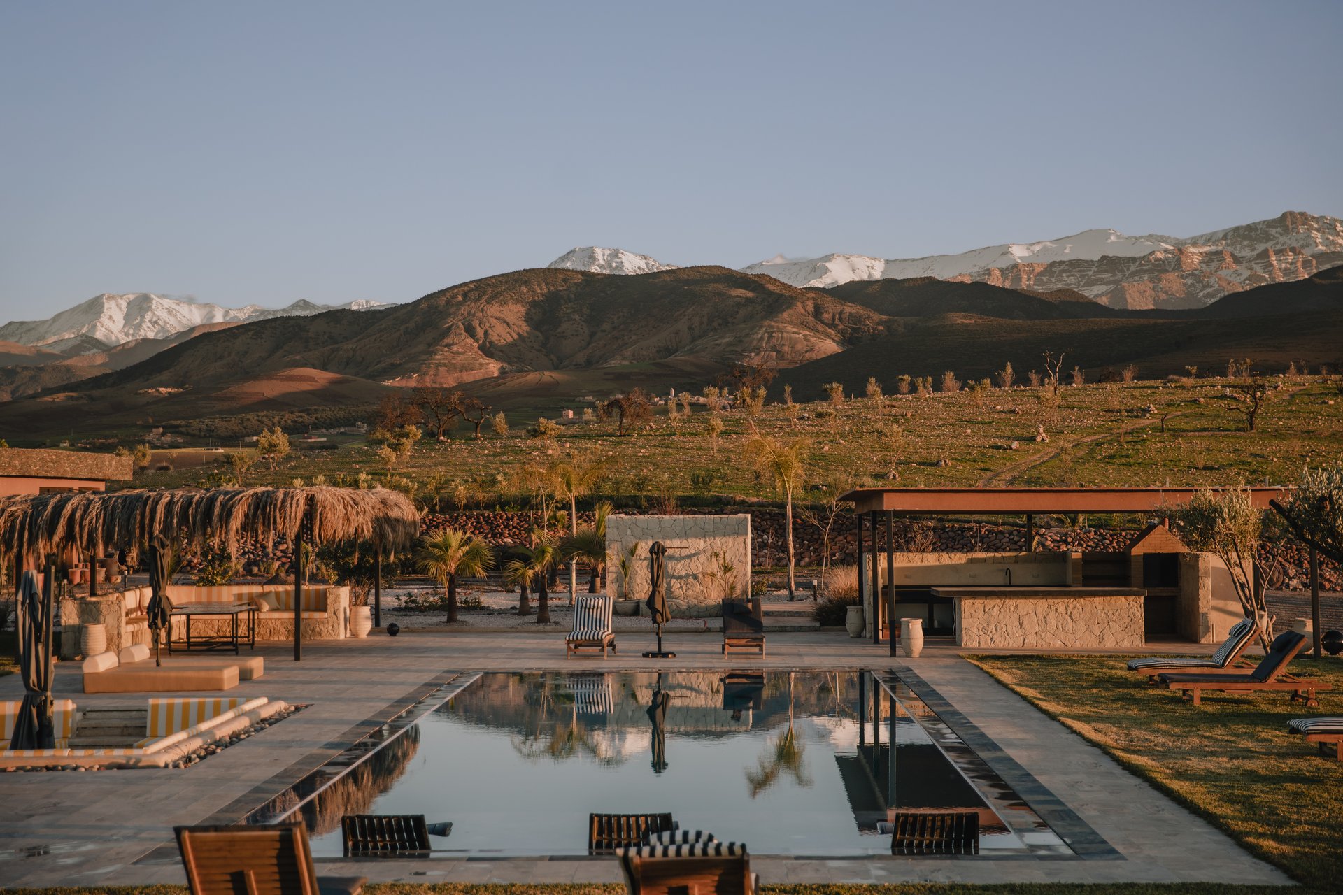 Vue panoramique — jardin et piscine à l'heure dorée