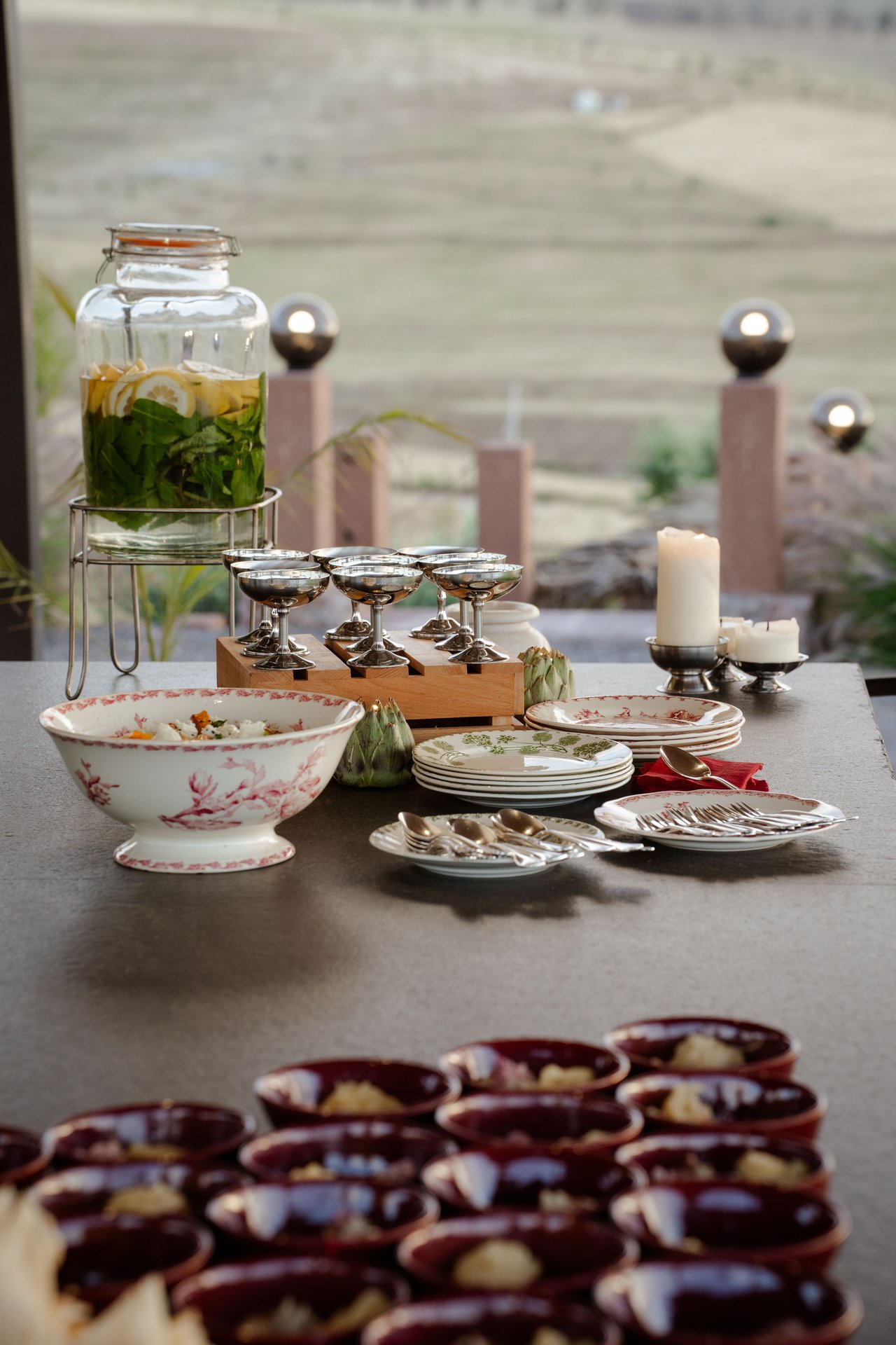 Table de nuit — assiettes et bougeoirs, atmosphère intime