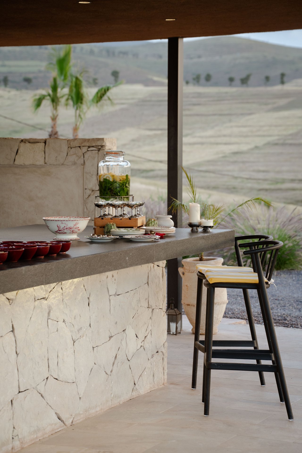 Bar extérieur — vue sur la vallée de l'Atlas