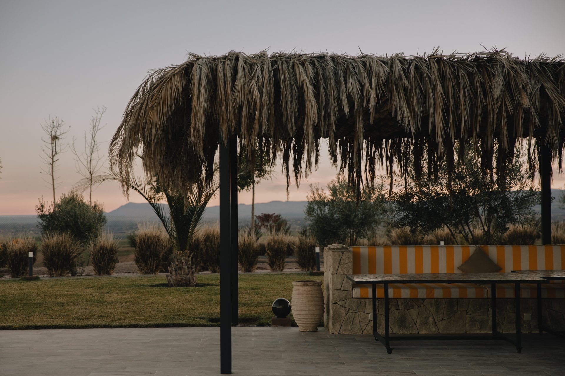Terrasse pergola naturelle face aux montagnes