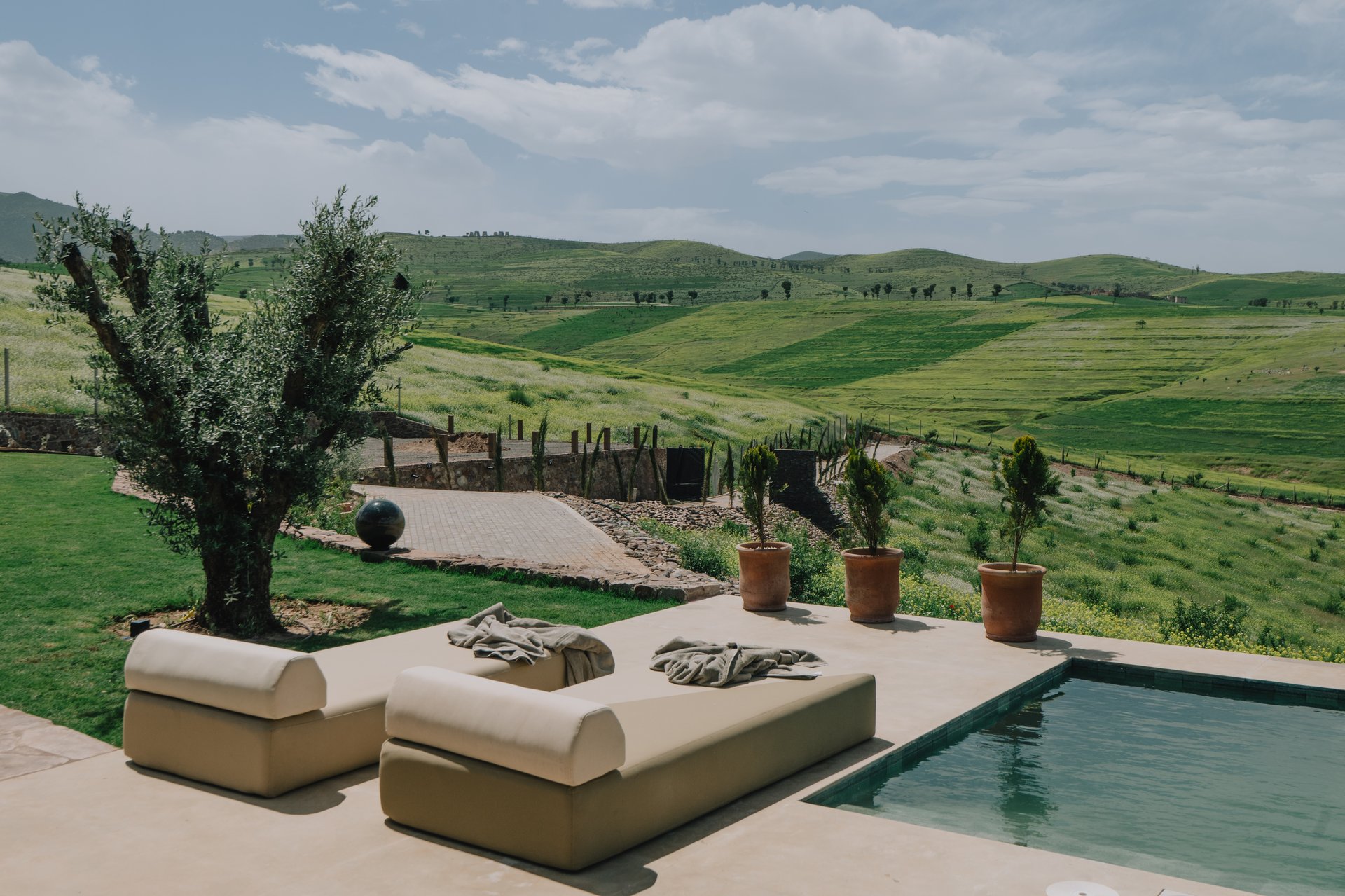 Piscine et ciel bleu pur — détente élégante