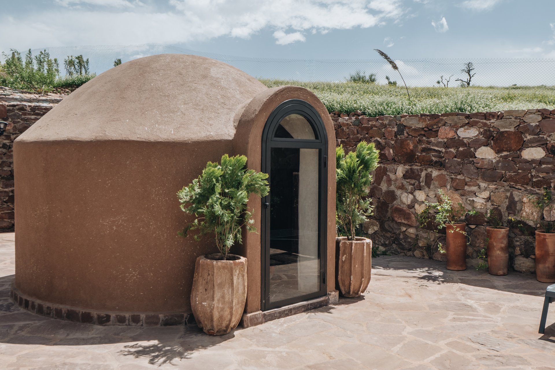 Koubba terracotta — porte voûtée, silence ancestral