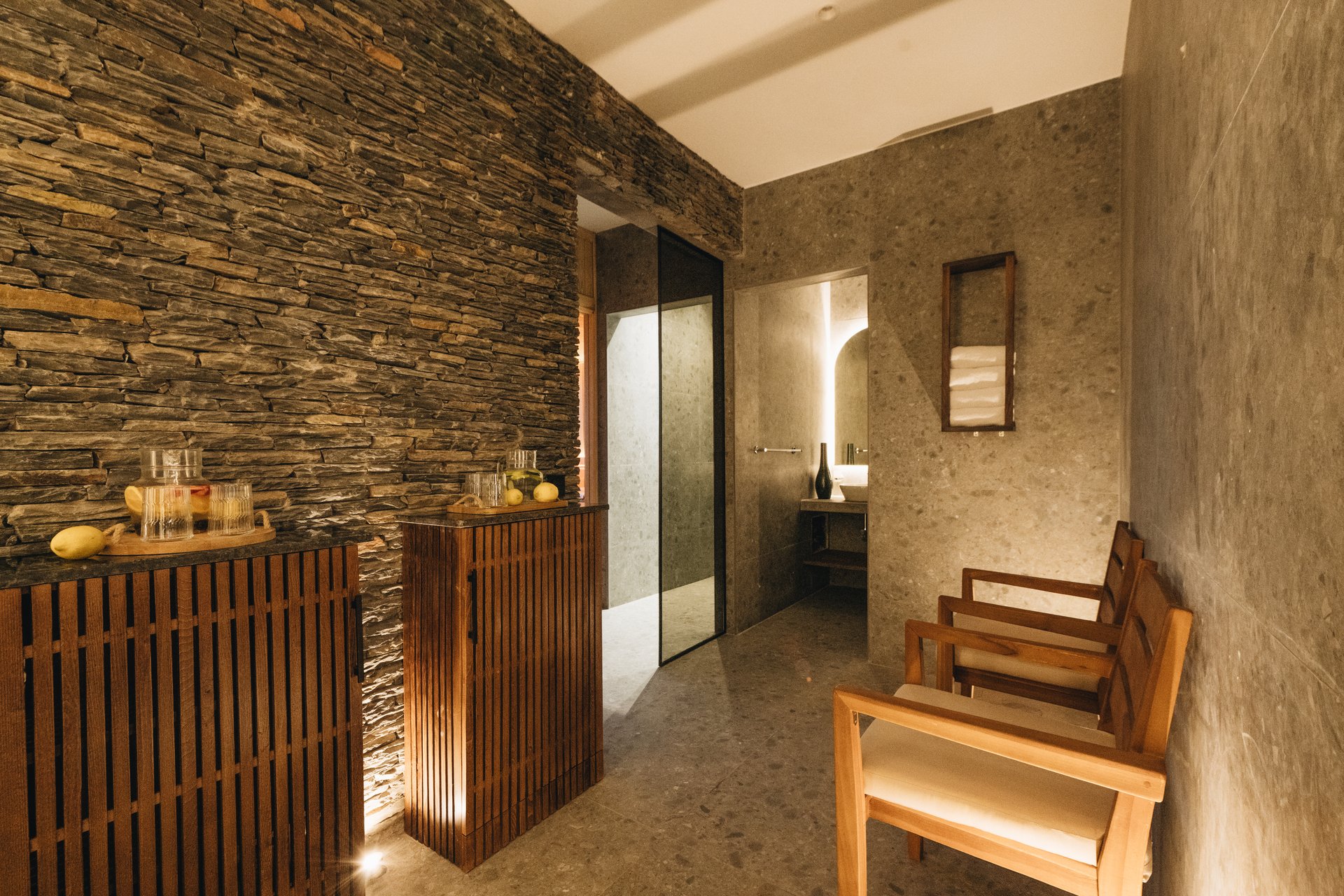 Spa en pierre — bois clair, sérénité souterraine