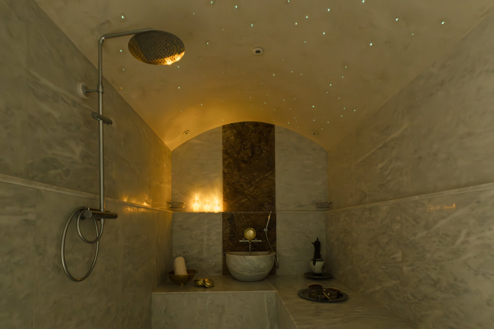 Hammam — pierre ancienne et vapeur sacrée