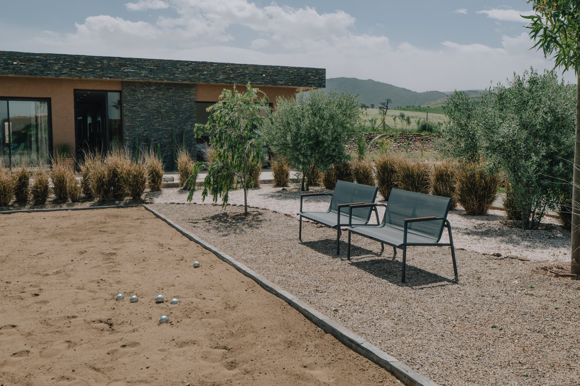Terrain de pétanque dans écrin de verdure