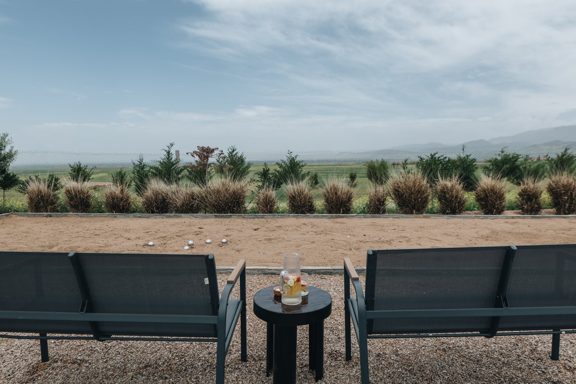 Apéritif face au terrain de pétanque panoramique